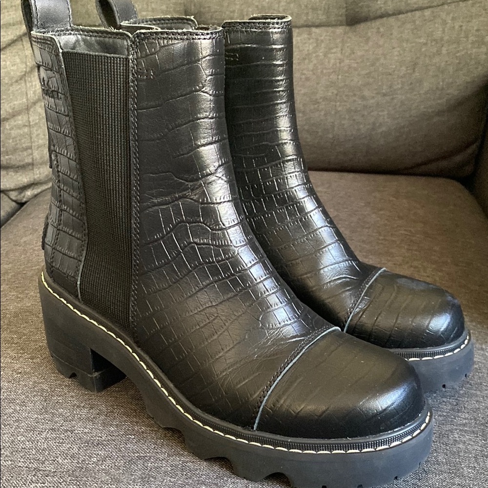 Sorel JOAN NOW Black Croc-Embossed Women's Ankle Boots size 8